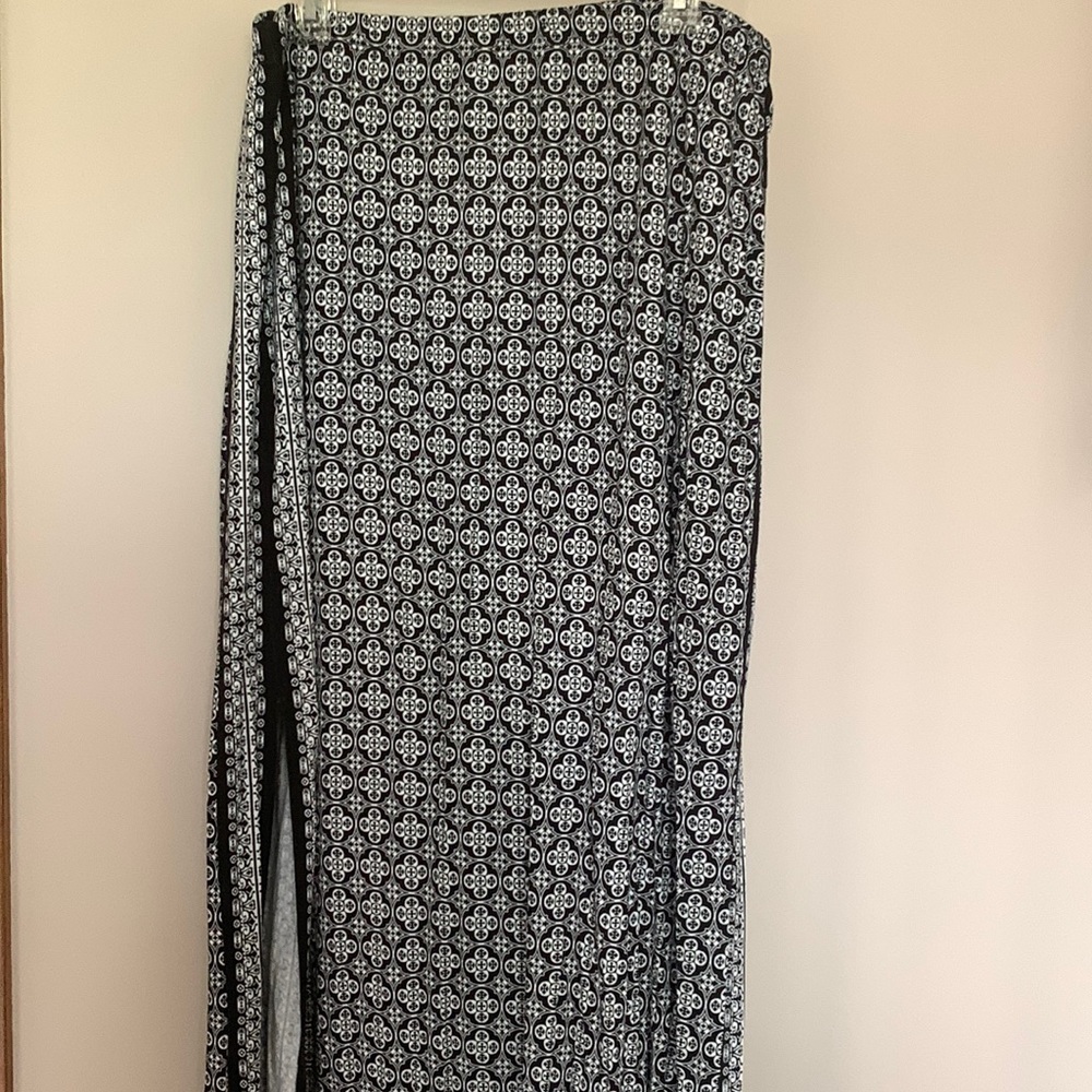 Women’s Max Studio Size XL Long Skirt with Side Slits